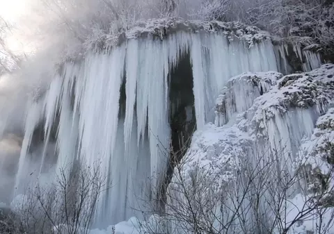 Cascada Toplița cu apă termală a înghețat. Imagini cu fenomenul spectaculos au ajuns în presa internațională