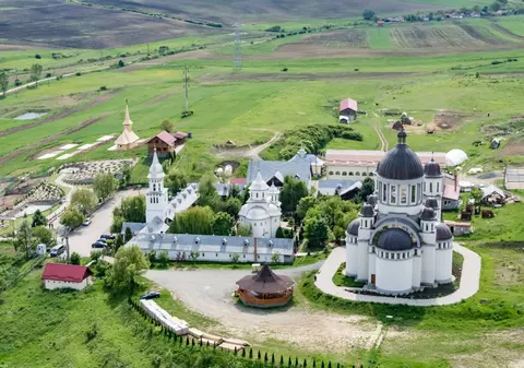 O mănăstire din Alba care îngrijește 200 de copii și bătrâni și-ar putea închide centrul social, din cauza facturii uriașe la gaze