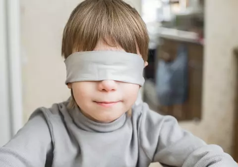 Un copil din Marea Britanie, pe cale să-şi piardă vederea din cauza unei infecţii generate de COVID. Cum se manifestă afecțiunea