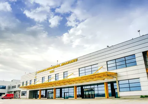 Pasager beat, încătușat pe Aeroportul Cluj, după ce a făcut scandal pentru că a fost refuzat la îmbarcare