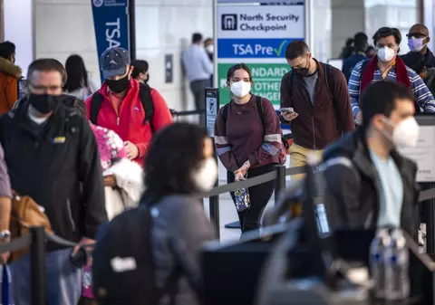 OMS recomandă renunțarea la interdicțiile de călătorie și la dovada vaccinării pentru cei care merg în alte țări