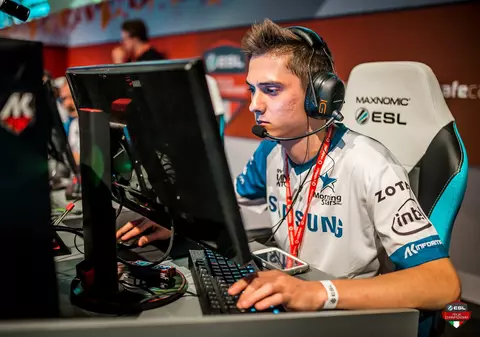 Campion român de counter-strike, moarte misterioasă în Rusia, unde se dusese să-și vadă iubita. Alex a căzut de la etajul 9: „L-au ucis!”