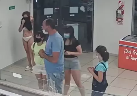 VIDEO | O femeie s-a dezbrăcat și a folosit rochia în loc de mască, într-o gelaterie, în Argentina