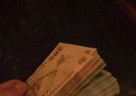 Un elev de liceu a primit aproape 10.000 de lei, pe care nu-i solicitase, de la un bancomat, în Satu Mare. Imediat a dat anunț pe Facebook