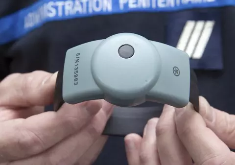 1 din 4 agresori va fi monitorizat electronic în 2022. Cum funcționează brățara agresorului și ce vor purta femeile în geantă