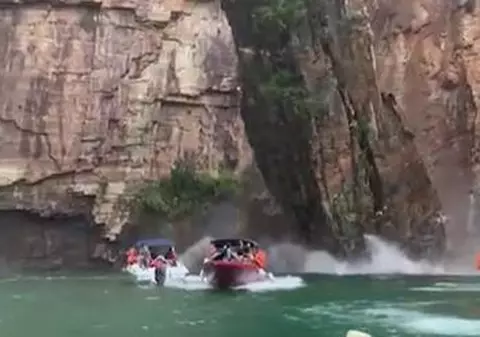 Cel puțin un mort și 15 răniți, după ce o bucată uriașă de stâncă s-a prăbuşit peste şalupe cu turişti, în Brazilia