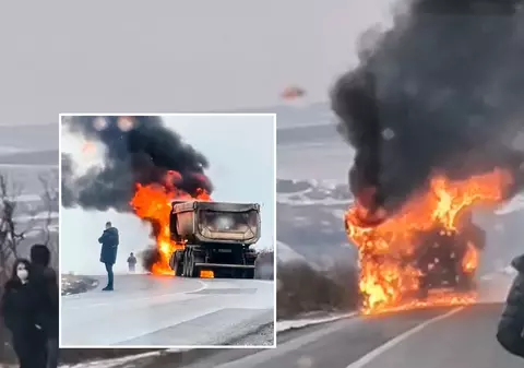 VIDEO | Camion în flăcări la Slobozia Conachi, în Galați. Cabina s-a aprins în mers, în mijlocul șoselei