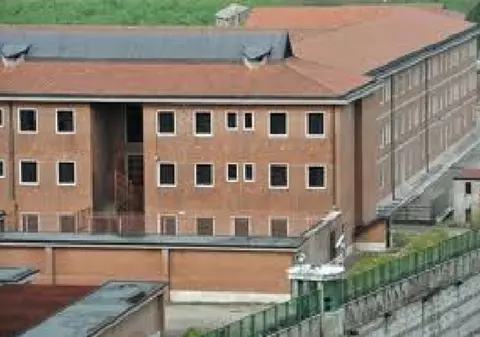 Evadare ca-n filme a unui român în Italia. A săpat o gaură în peretele celulei, apoi a coborât pe o frânghie din cearșafuri