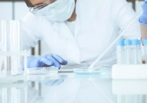 Cercetătorii au descoperit într-un studiu de laborator că un compus din canabis poate opri replicarea coronavirusului