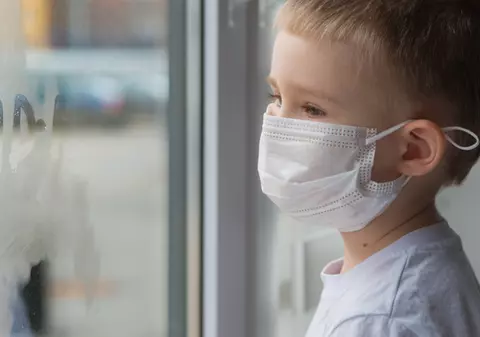 SUA se confruntă cu o creștere a internărilor copiilor infectați cu coronavirus care nu pot fi încă vaccinați