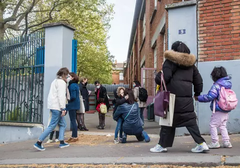 Purtarea măștii de protecție în locurile publice, obligatorie pentru francezi, începând de la vârsta de 6 ani