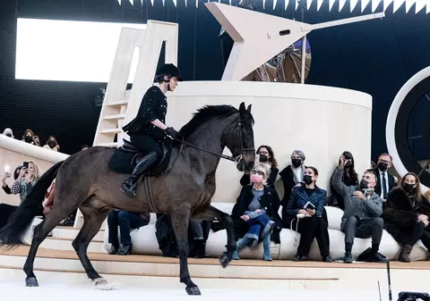 Charlotte Casiraghi, nepoata lui Grace Kelly, a defilat călare pentru Chanel la Paris Fashion Week