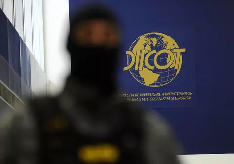 Peste 40 de lingouri de aur și argint și peste 300.000 de euro, confiscați în urma unor percheziții la traficanți de țigări