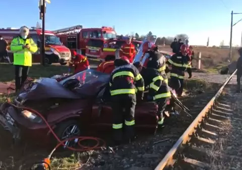 Două persoane au murit, după ce mașina în care se aflau a fost spulberată de tren în Șerbeștii Vechi, Galați