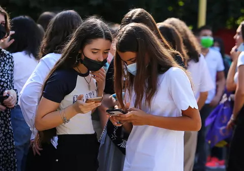 10 elevi explică pe ce cheltuie banii de bursă, după ce Ministerul Educației a ridicat ștacheta. „Niște bani de care îi scutesc pe părinți să mi-i dea”