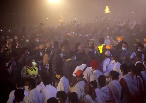 Sute de mii de pelerini hinduși s-au scăldat în fluviul Gange, în ciuda înmulțirii cazurilor de COVID din India