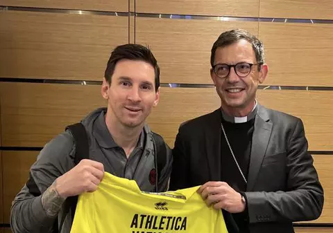 Lionel Messi a primit un tricou cu dedicaţie de la Papa Francisc