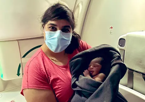 Miracle Aisha, fetiţa care s-a născut în timpul unui zbor de noapte spre Uganda, cu ajutorul unei doctorițe din Canada