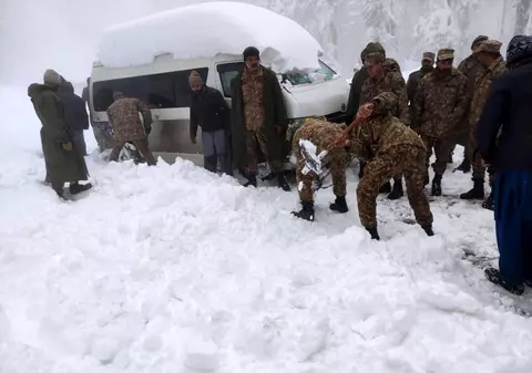 Cel puțin 16 oameni au murit înghețați în mașini, în timpul unei furtuni de zăpadă din Pakistan