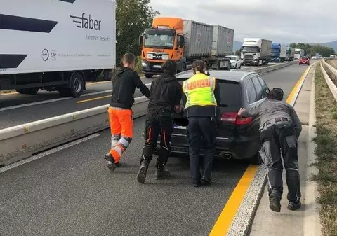 Doi români împingeau mașina pe autostradă, în Germania, rupți de beți, și au crezut că medicul venit să-i testeze îi va vaccina