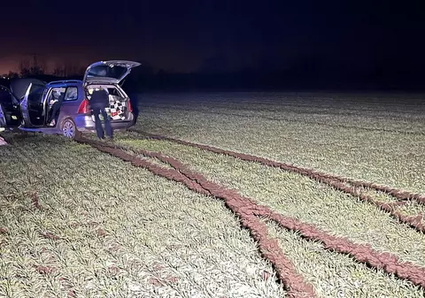 Un român s-a luat la bătaie cu nevasta, la volan, a ajuns pe câmp cu mașina și a blocat portierele, ca să nu fie salvată femeia, în Germania