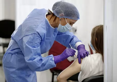 Câți români s-au imunizat cu a patra doză de vaccin anti-COVID în prima zi a campaniei