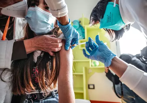 O mamă din Marea Britanie a condus până în Italia pentru a-și vaccina fiica anti-COVID