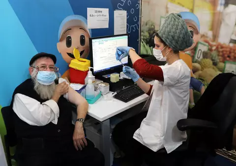 Studiu: A patra doză de vaccin anti-COVID, mai puţin eficientă împotriva infectării cu Omicron