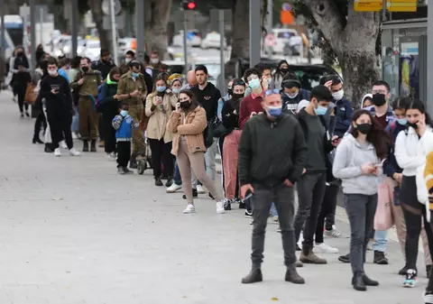 Omicron nu trebuie considerată o variantă „blândă” atât timp cât provoacă decese. Avertismentul OMS