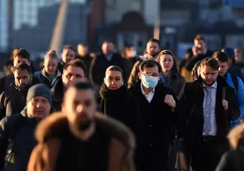 Marea Britanie vrea să renunțe la obligativitatea de autoizolare după infectarea cu COVID