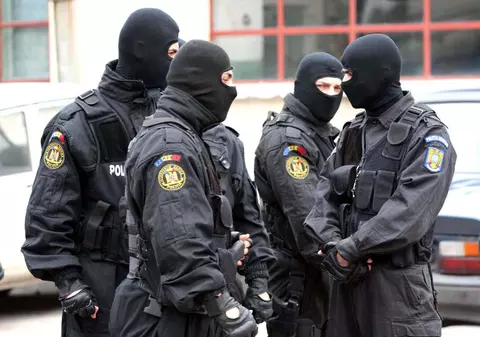 Percheziţii în 7 judeţe privind adeverinţe de vaccinare anti-COVID false. Sunt vizate 95 de persoane