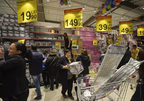 Avertismentul Protecției Consumatorilor cu privire la reducerile de preț din perioada de iarnă. Cum te poți asigura că nu ești păcălit