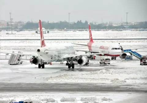 VIDEO. Aeroportul din Istanbul, afectat de ninsoarea abundentă. O parte din acoperiș a cedat sub greutatea zăpezii