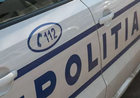 O mașină de poliție cu radar, lovită de un șofer care conducea cu 185 kilometri pe oră. Doi agenți au fost răniți