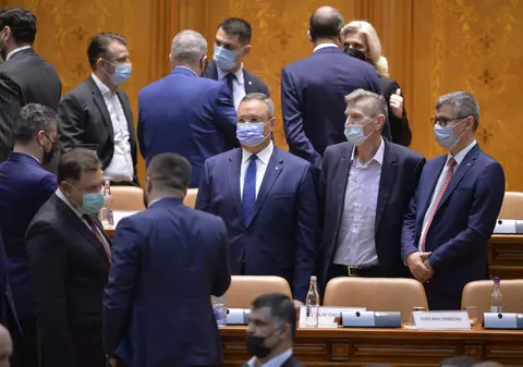 Acrit de atâta clămpăneală. Miniștrii Guvernului Ciucă au dat-o în patima televiziunii: vorbe multe, muncă puțină