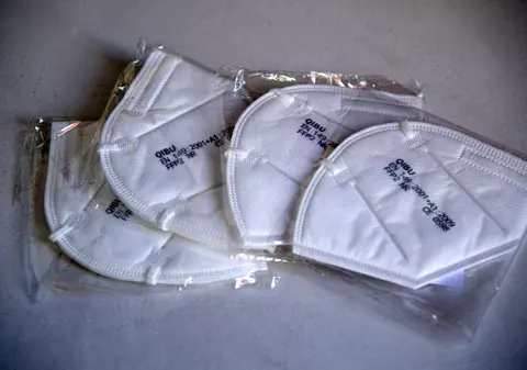 78.000 de măști FFP2 din rezerva Ministerului Sănătății, distribuite angajaților prin DSP-uri