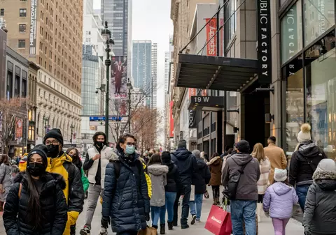 Vom ajunge să trăim cu virusul, dar nu suntem încă în această fază. Doi experți explică cum să ne pregătim