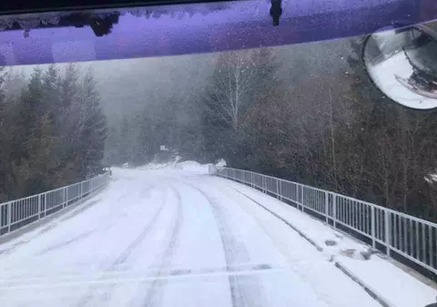 Aproape 3.000 de oameni din Apuseni, fără energie electrică din cauza vântului puternic. Mai multe drumuri din Alba, înzăpezite