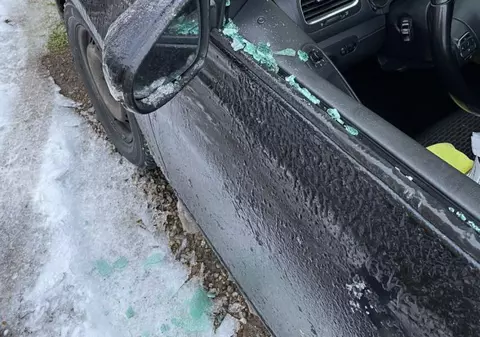 Copil de 13 ani, reținut la o săptămână după ce a spart șapte mașini în două ore, în Focșani