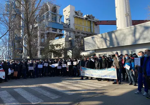 Protest al angajaților ALUM Tulcea, după ce rafinăria a oprit producția, din cauza scumpirii energiei