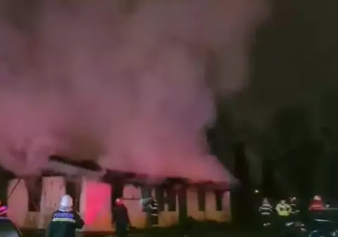 Un incendiu a distrus o clădire dezafectată din Slatina. Nouă mașini din apropiere au fost avariate