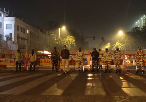 Interdicție de circulație în weekend în capitala Indiei, din cauza COVID. Mitingurile electorale continuă