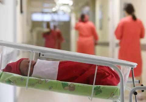 O mamă își dă bebelușul pentru adopție, după ce a aflat că bărbatul cu care s-a culcat de 10 ori ca să rămână gravidă nu e cine i-a spus