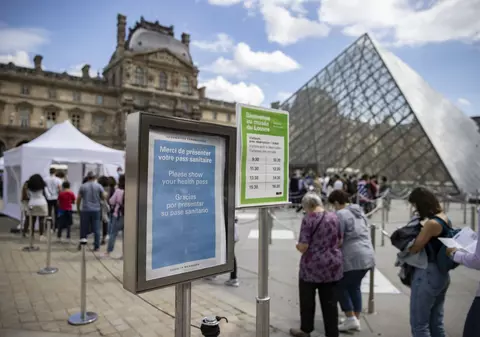 Muzeul Luvru a avut în 2021 un număr de vizitatori cu 70% mai mic decât înainte de pandemie