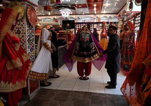 Talibanii au cerut să fie „decapitate” manechinele din magazine, ca să nu fie transformate în idoli