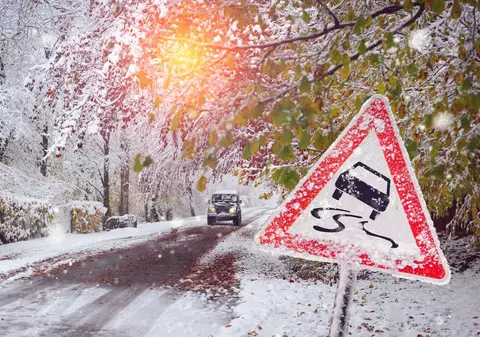 Cum să conduci în siguranță pe gheață și pe polei. 7 sfaturi pentru șoferi