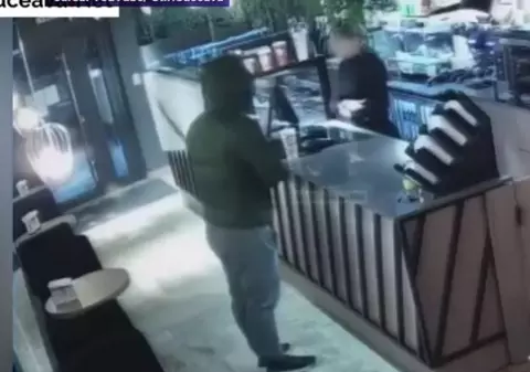 Un bărbat a fost reținut după ce a jefuit o cafenea din Suceava, amenințând o vânzătoare cu un pistol