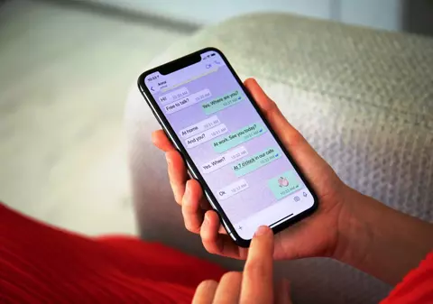 Cum poți trimite pe WhatsApp același mesaj mai multor persoane