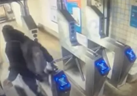 Un bărbat și-a rupt gâtul și a murit pe loc când sărea peste turnichete la metrou, în New York