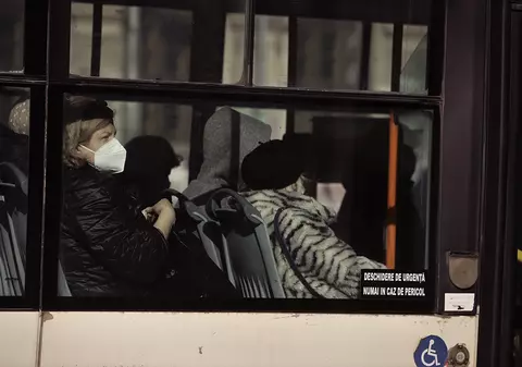 Ar trebui să purtăm în continuare mască de protecție în spațiile închise, chiar dacă nu mai este obligatorie? Sfaturile specialiștilor